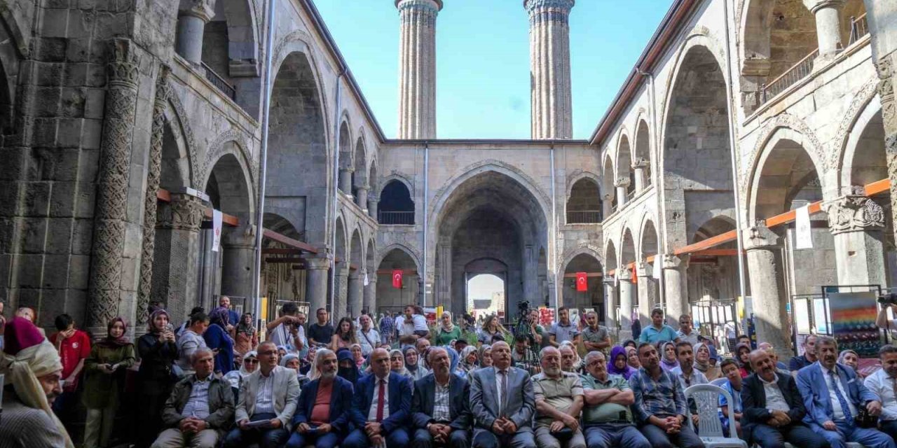 "Yunus Emre Erzurum’da" gönülleri mest etti