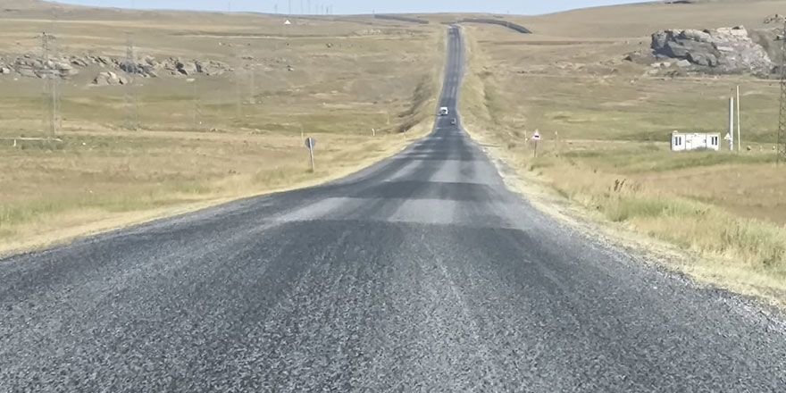 Kars'ta mıcırlı yol tehlike saçıyor