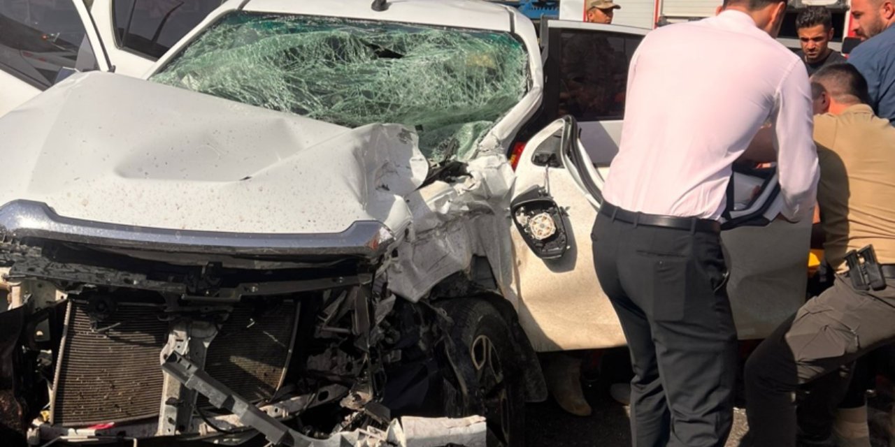 Yüksekova-Van kara yolunda trafik kazası: 3 yaralı