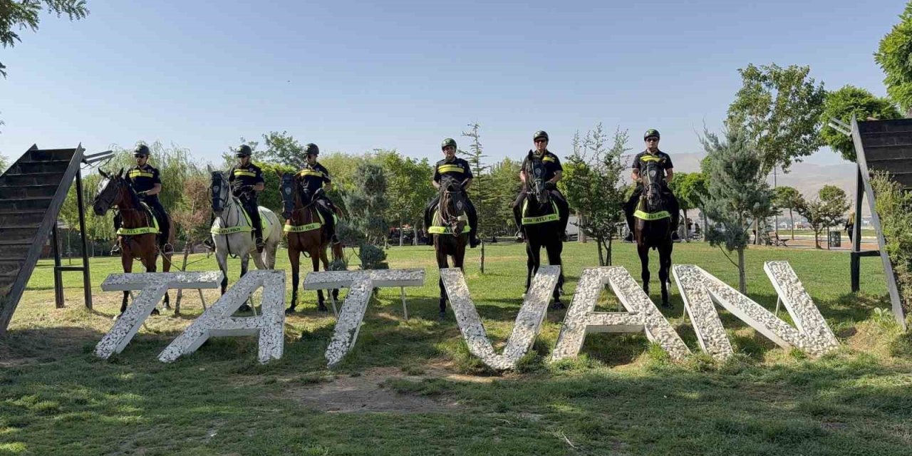 Malazgirt etkinlikleri öncesi atlı polislerden Tatvan’da devriye