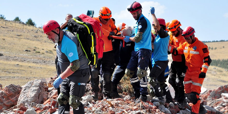 Kars'ta deprem tatbikatı gerçeğini aratmadı
