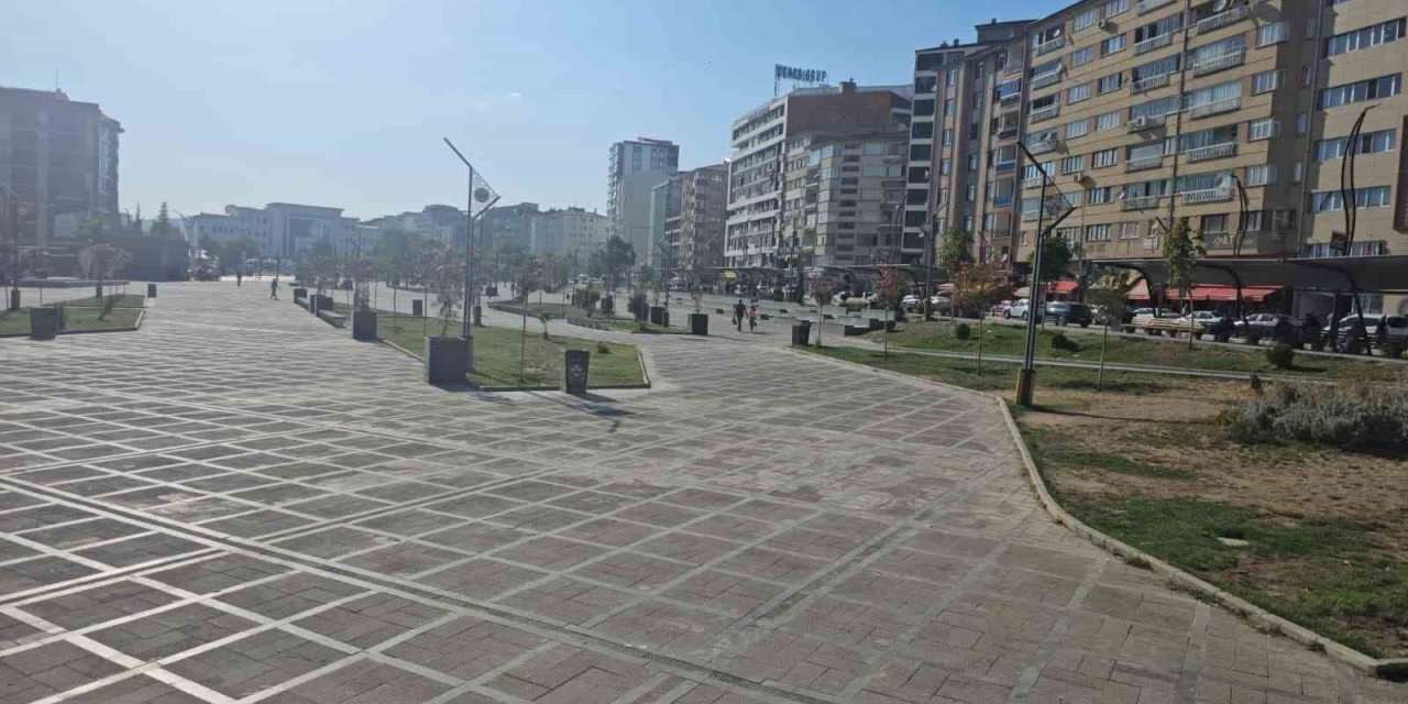 Elazığ’da sıcaklıklar etkisini sürdürüyor, cadde ve sokaklar boş kaldı