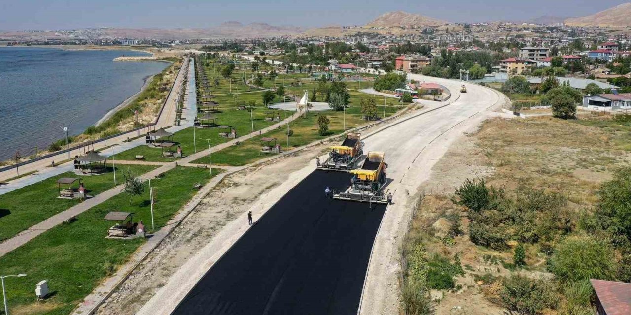 Van Gölü gerdanlığı sahil yolunda 3. etap çalışmaları devam ediyor