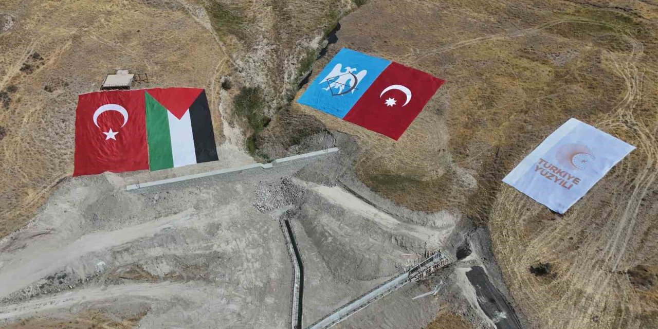 Ahlat’taki etkinlik alanında dev Türk ve Filistin bayrakları açıldı