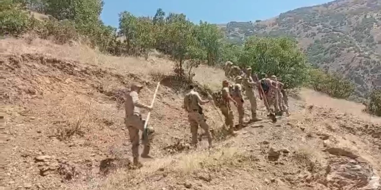 Hakkari’deki orman yangınlarında askerler ve köylüler seferber oldu