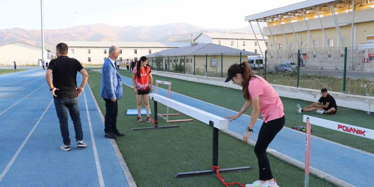 Genç atletler yaz spor okullarında ter döküyor