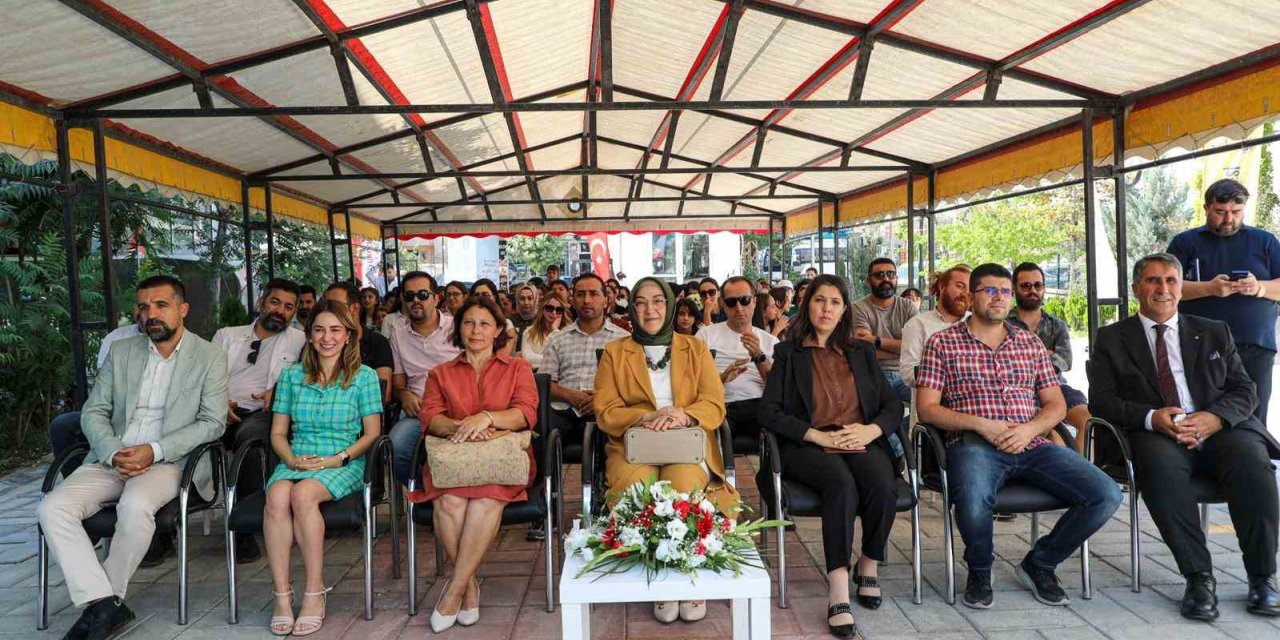 Van Büyükşehir Belediyesi, dijital gençlik merkezinin kapılarını hizmete açtı