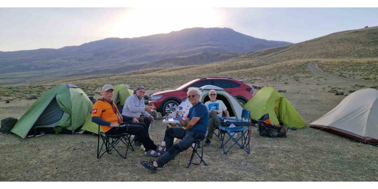 Uşaklı dağcılar, Malazgirt Zaferi anısına Süphan Dağı’na tırmandı