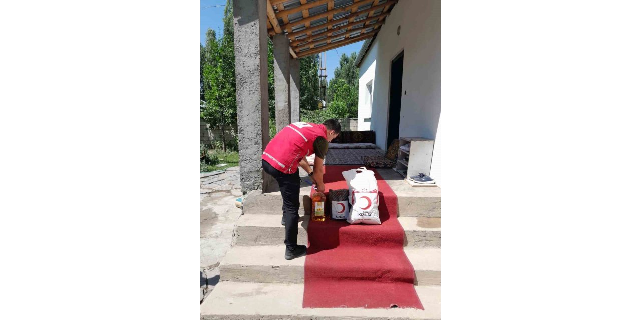 Patnos Kızılay Şubesi ihtiyaç sahiplerinin yanında