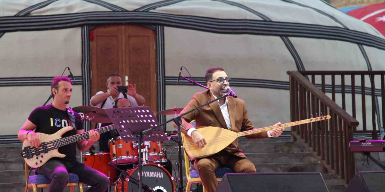 İsmail Altunsaray Ahlat’ta sahne aldı
