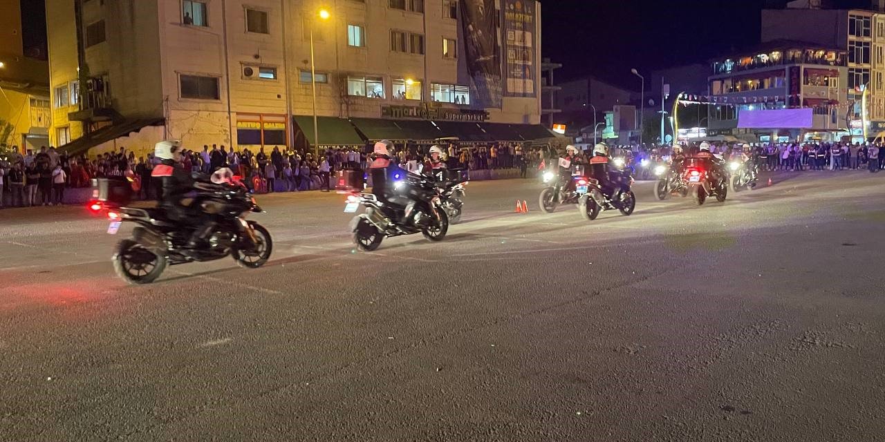 Malazgirt’te zaferin 954. yıldönümünde meşaleler ve Türk bayraklarıyla fener alayı düzenlendi