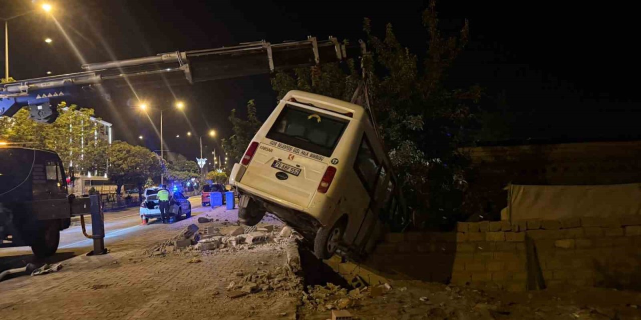Iğdır’da kaza yapan yolcu minibüsü bahçe duvarında asılı kaldı
