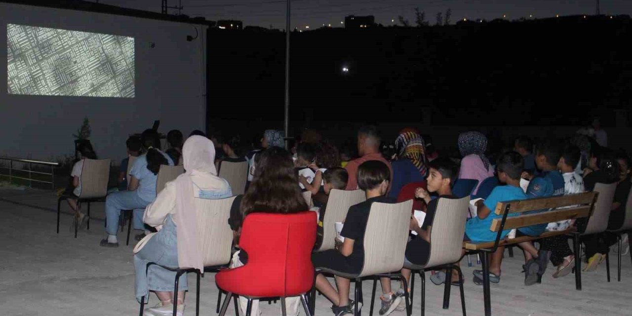Palu’da çocuklara sinema keyfi
