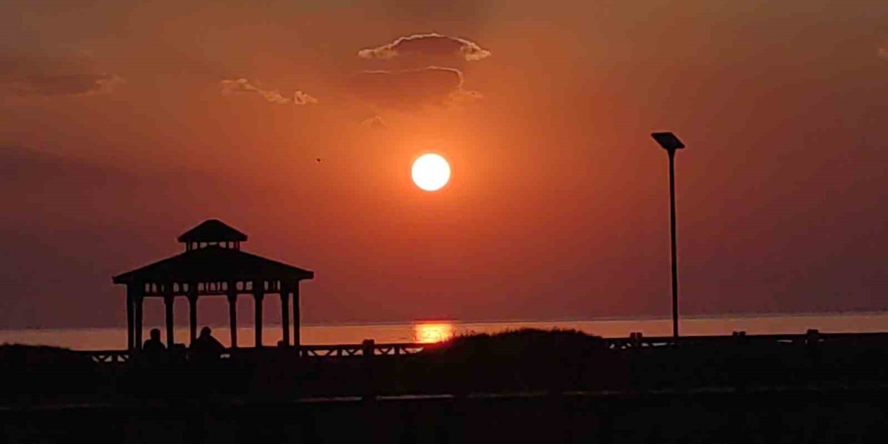 Gün batımı Van Gölü’nde seyirlik bir güzellik sunuyor