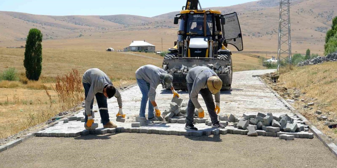 Ağrı’da köy yolları modern görünüme kavuşuyor