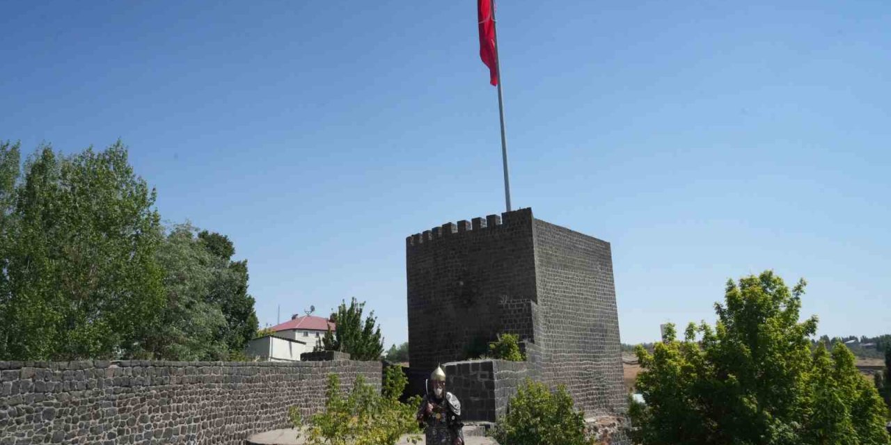 Alparslan kıyafeti ile Malazgirt’i gezen Hasan Keskin, "Malazgirtli çocuklar bana Alparslan dede diye sesleniyor"
