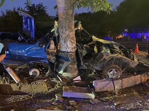 Ağaca çarpan Fiat Tofaş araç hurdaya döndü: 1 ağır yaralı