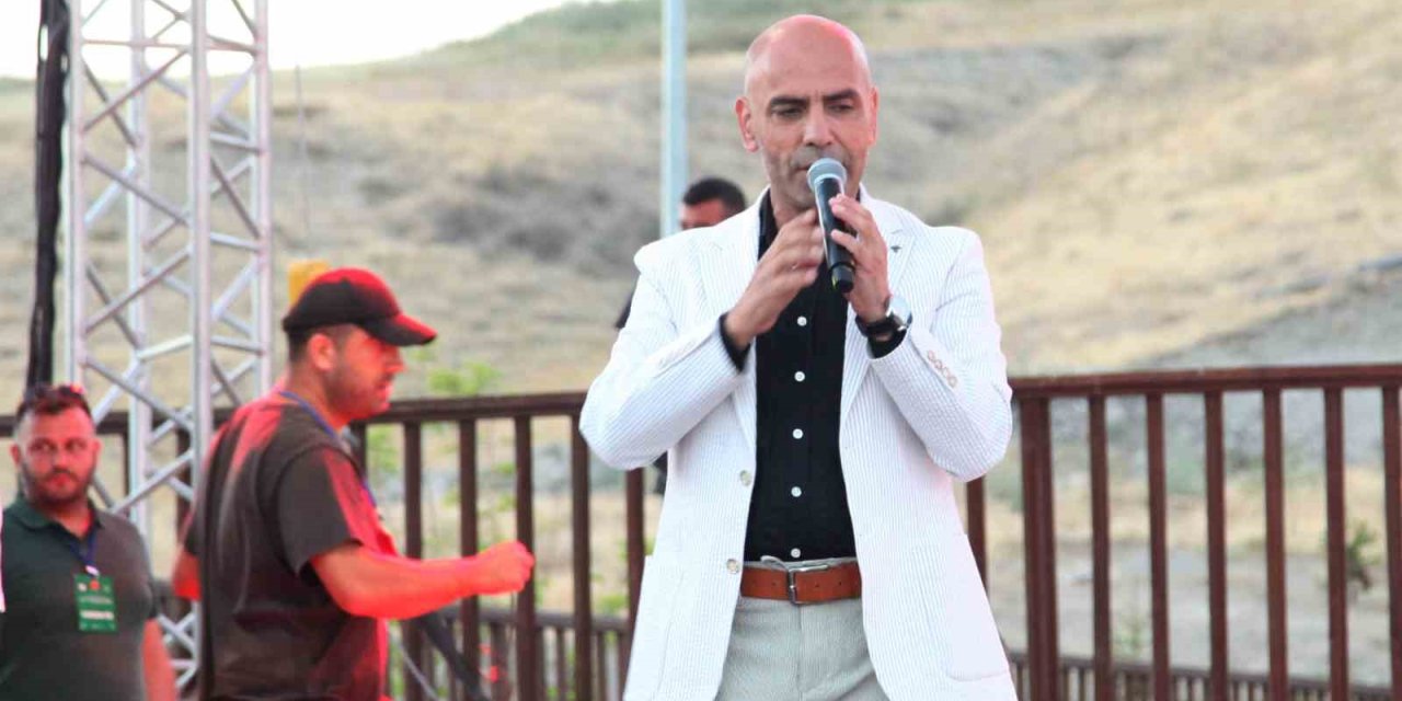 Sanatçı Gürhan Ötün’ün, Ahlat konseri büyük ilgi gördü