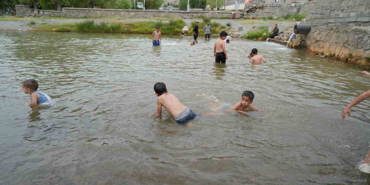 Sıcaktan bunalan çocuklar havuzda serinledi