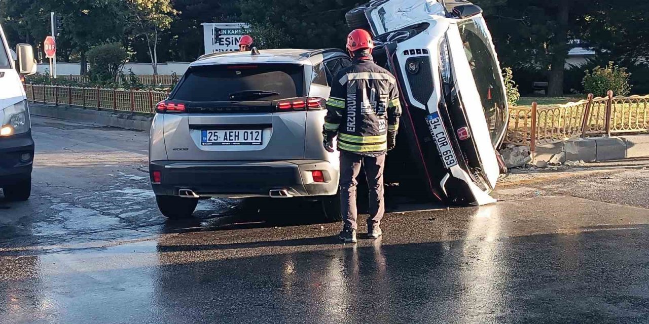Erzurum’da araçlar yan yattı
