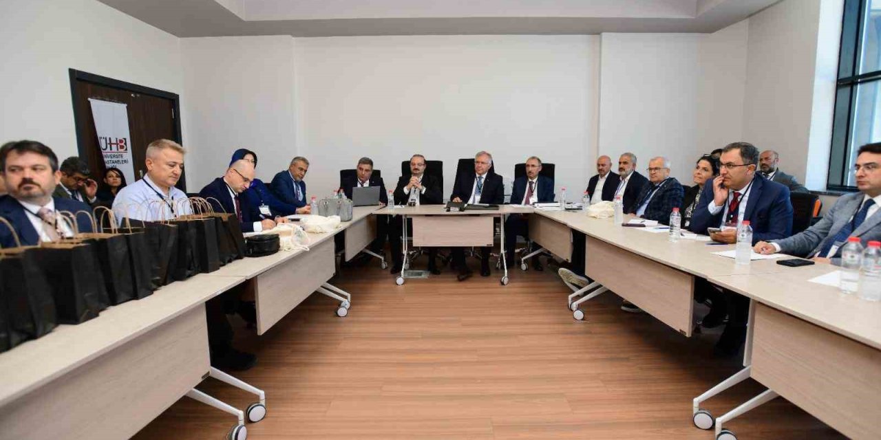 Atatürk Üniversitesi, üniversite hastanelerinin geleceğine yön veren çalıştayda yerini aldı