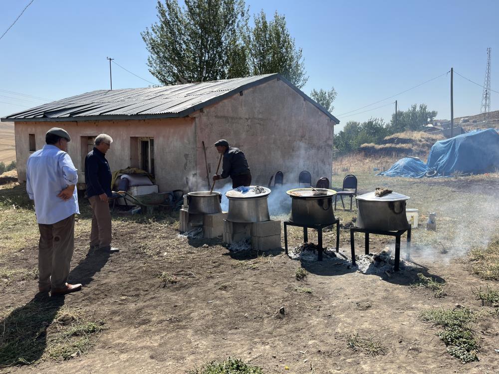 Kars’ta 78 yaşındaki düğün aşçısı 30 yıldır kazanda aşk pişiriyor