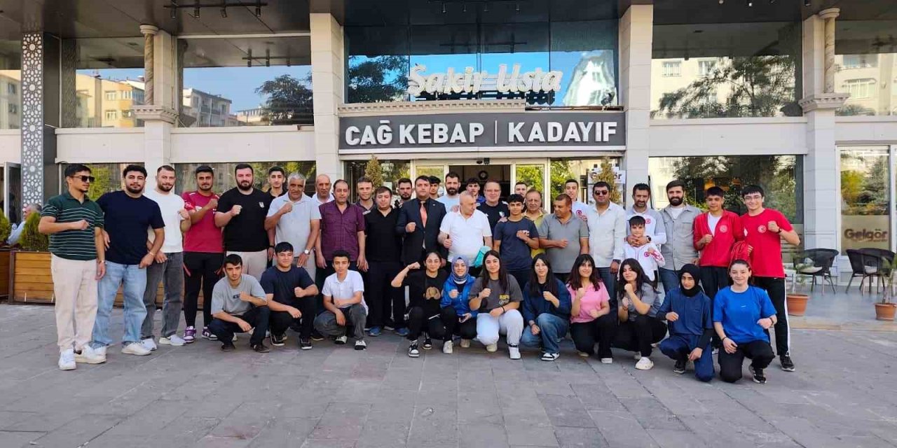 Elmalı, Erzurumlu boksörlerle yemekte bir araya geldi