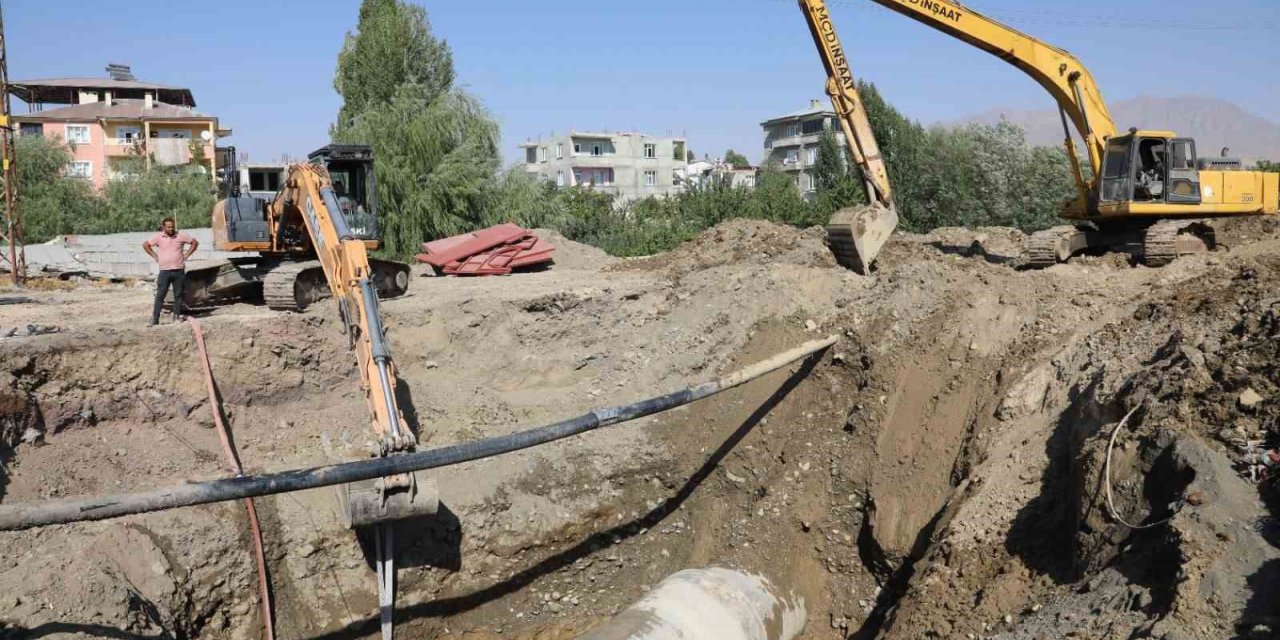 VASKİ ana su hattındaki arızayı gidermek için kesintisiz mesai yapıyor