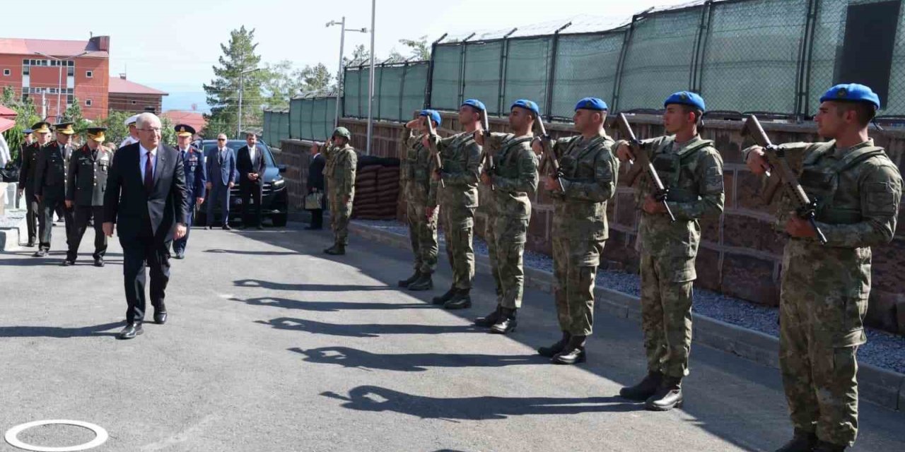 Bakan Güler, Bitlis Ahlat Komando Tabur Komutanlığını ziyaret etti
