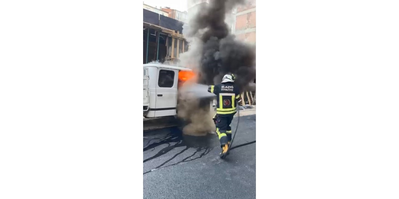 Elazığ’da park halindeki pikap yandı