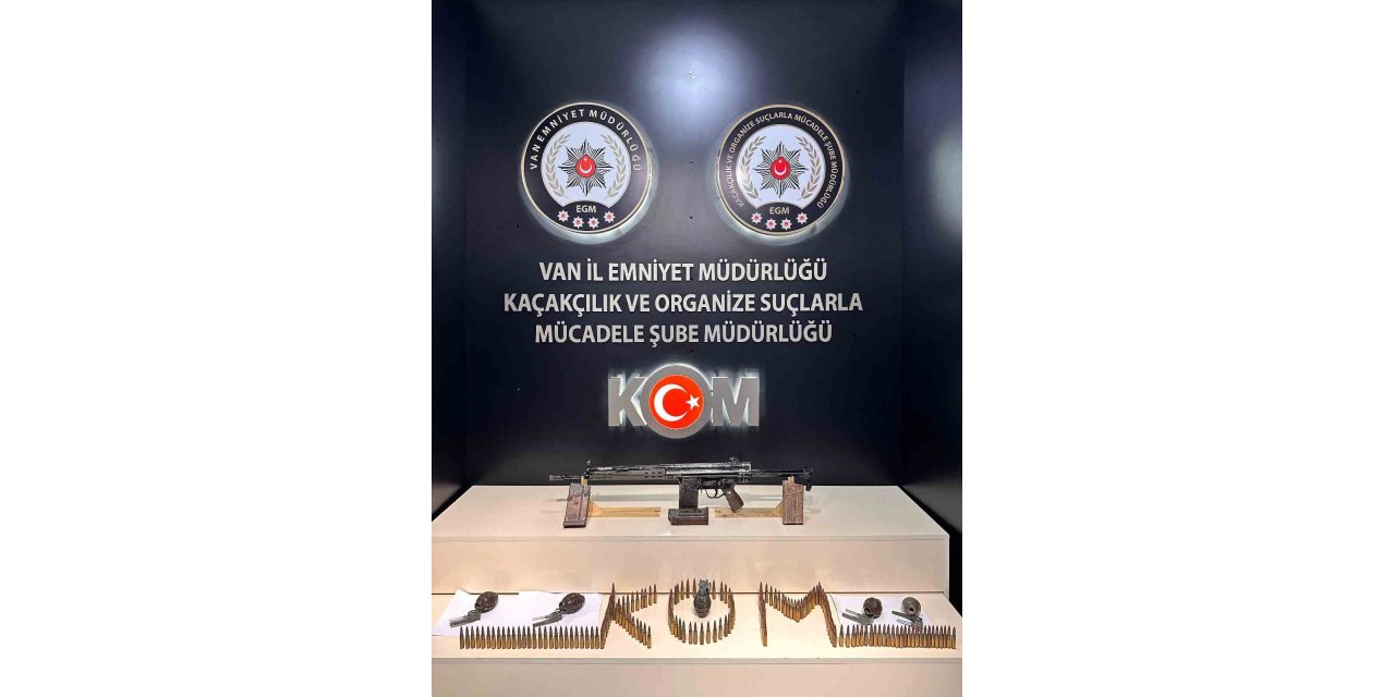 Van’da bir evde 5 el bombası ile 2 tüfek ele geçirildi