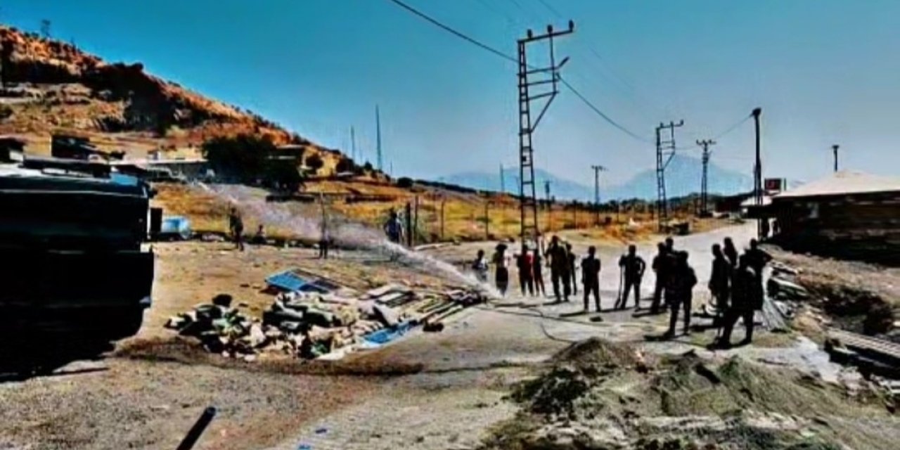 Derecik’te askeri TOMA vatandaşlara su desteği verdi