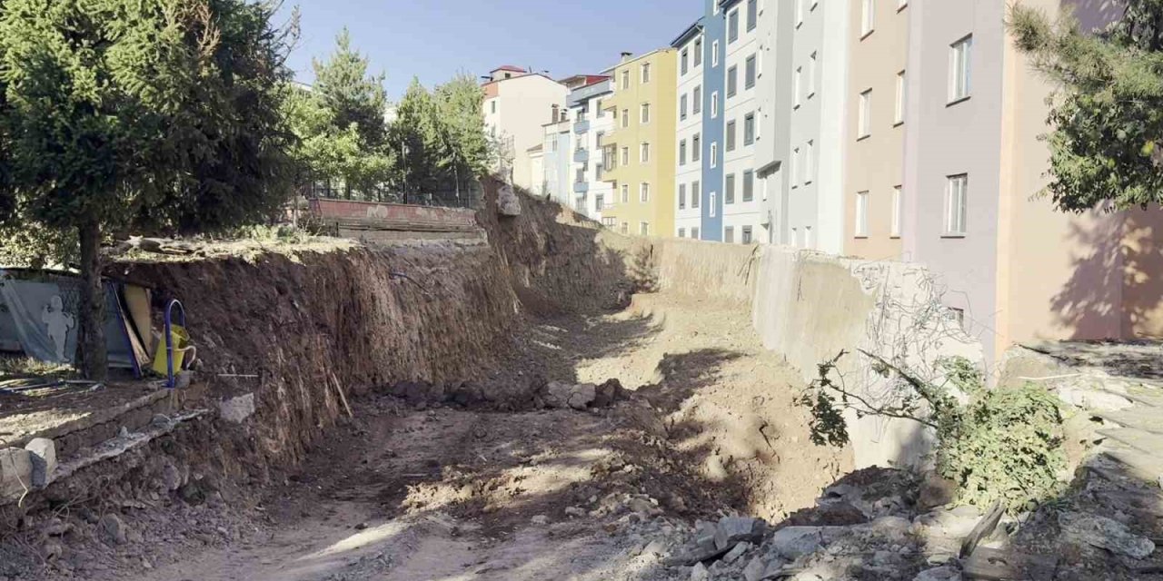 Heyelan nedeniyle evleri boşaltılan mağdurların endişeli bekleyişi sürüyor