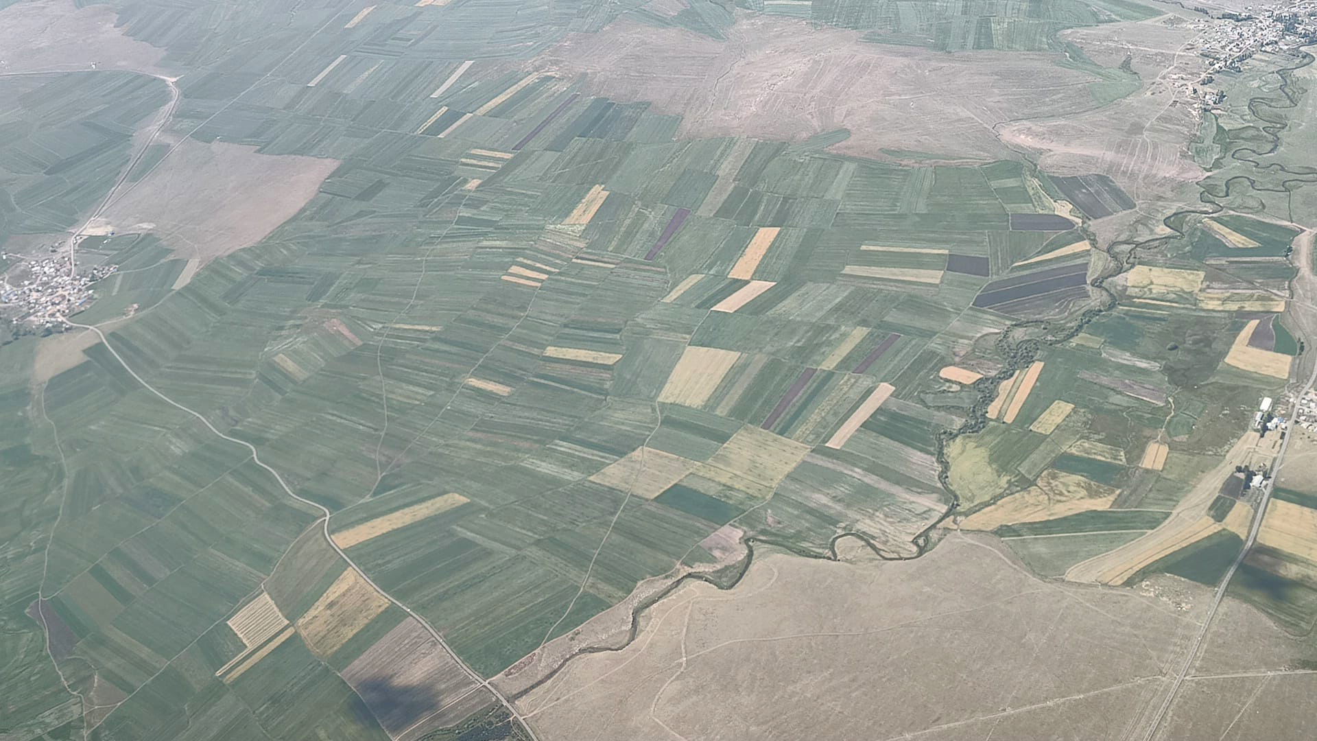 Kars’ta tarım arazileri gökyüzünden izleyenleri büyüledi