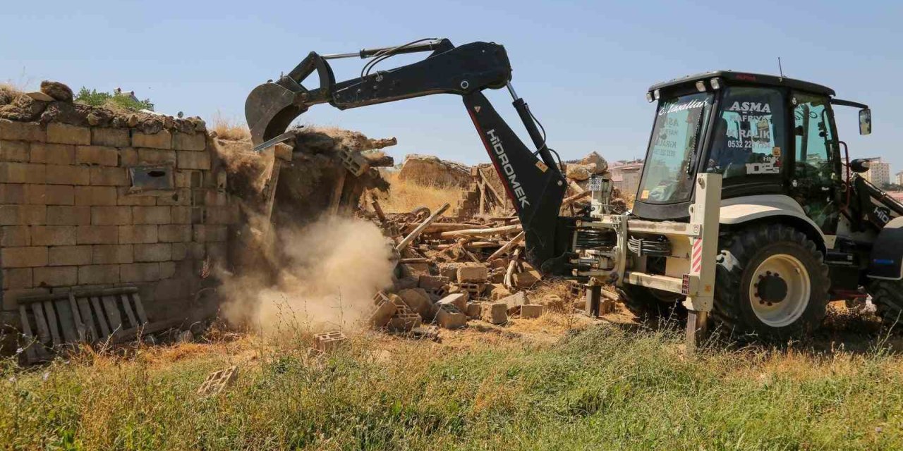 Van’da metruk yapı ve ahırların yıkımını sürüyor