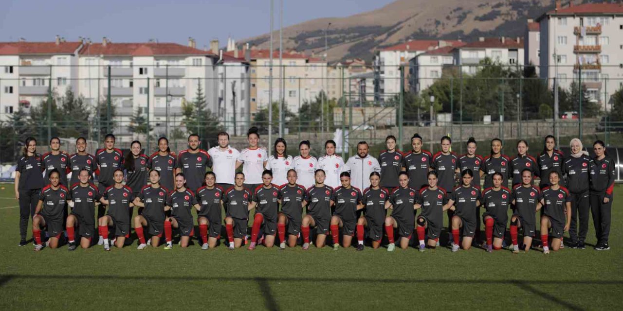 U17 Kız Millî Takımı’nın Erzurum hazırlık kampı sürüyor