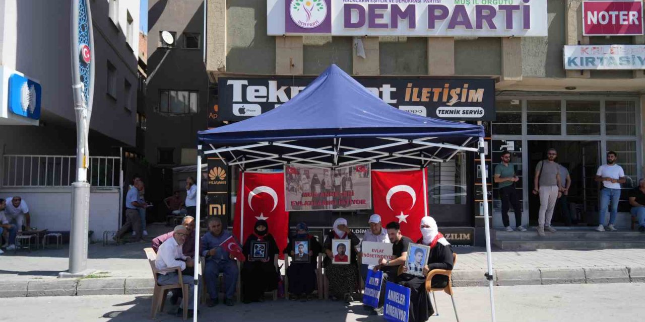 Muş’ta ailelerin evlat nöbeti sürüyor