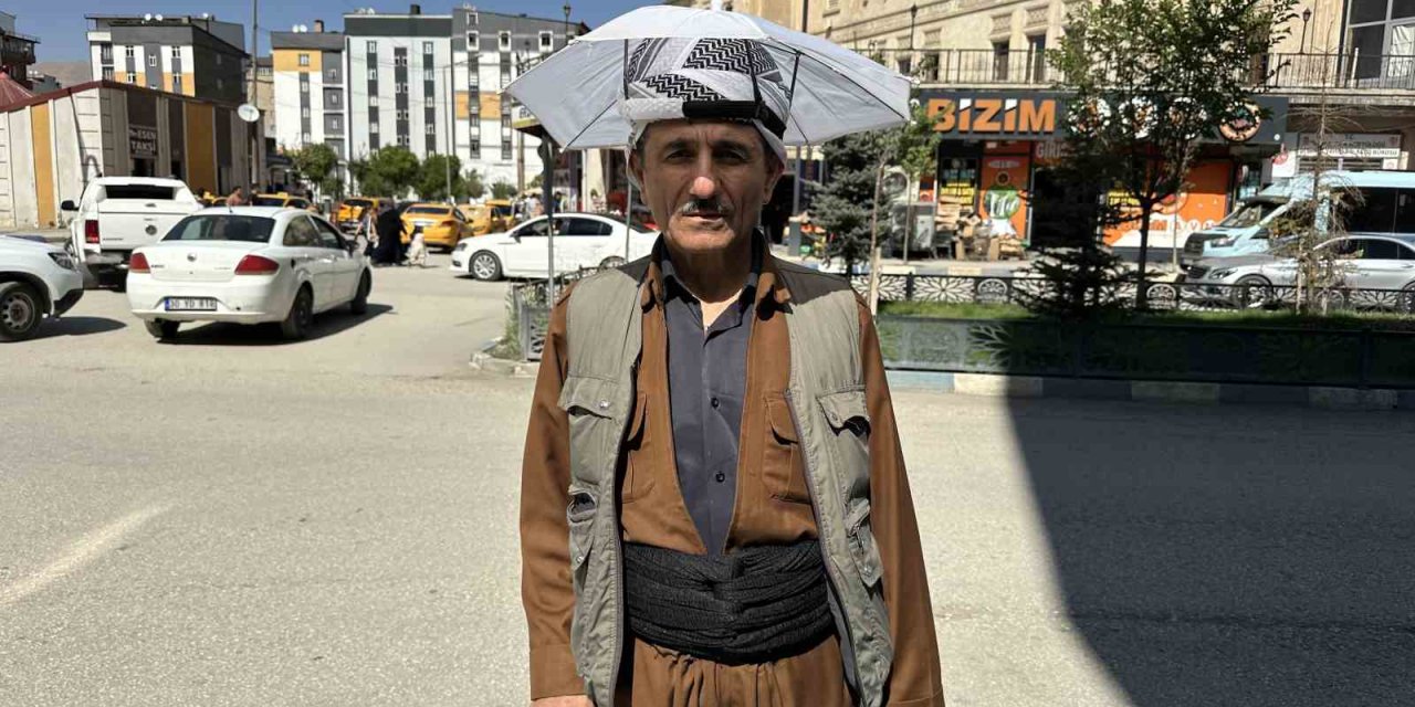 Yüksekovalı vatandaş yıllardır kafa şemsiyesiyle güneşten korunuyor