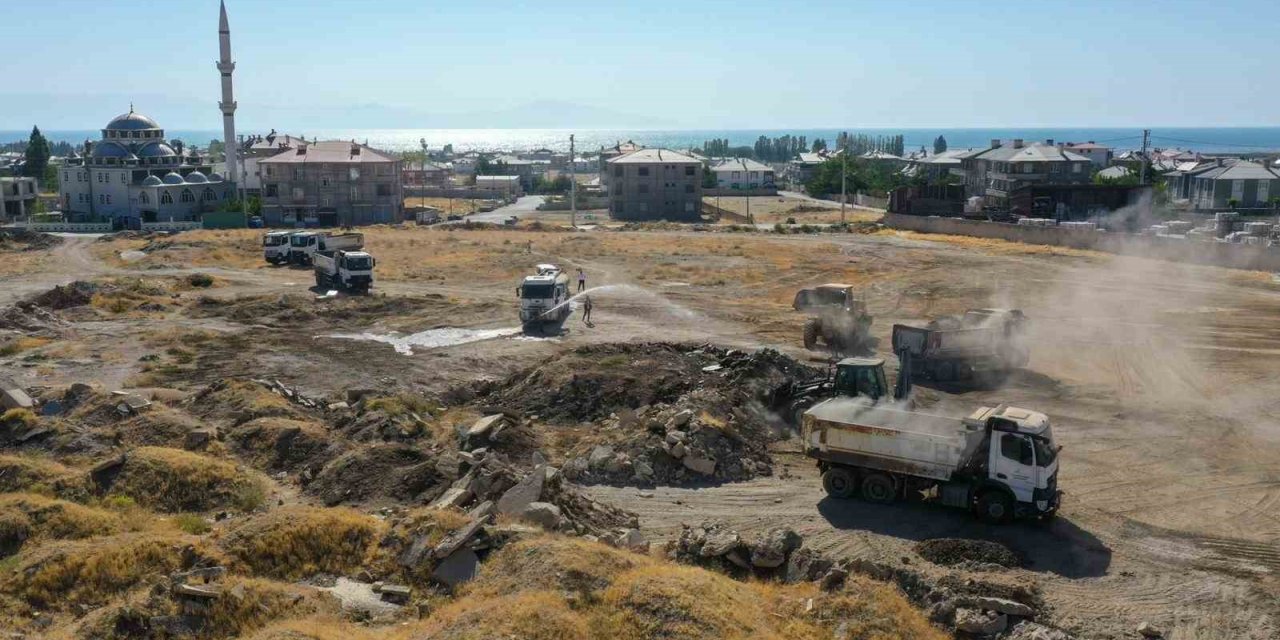 Van’ Büyükşehir Belediyesi bir ay içinde 35 noktada 9 bin 31 metreküp hafriyat temizlendi