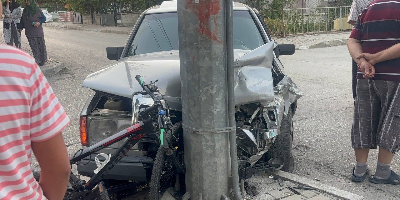 Erzincan’da iki otomobil çarpıştı, yoldan geçen bisikletli çocuk yaralandı