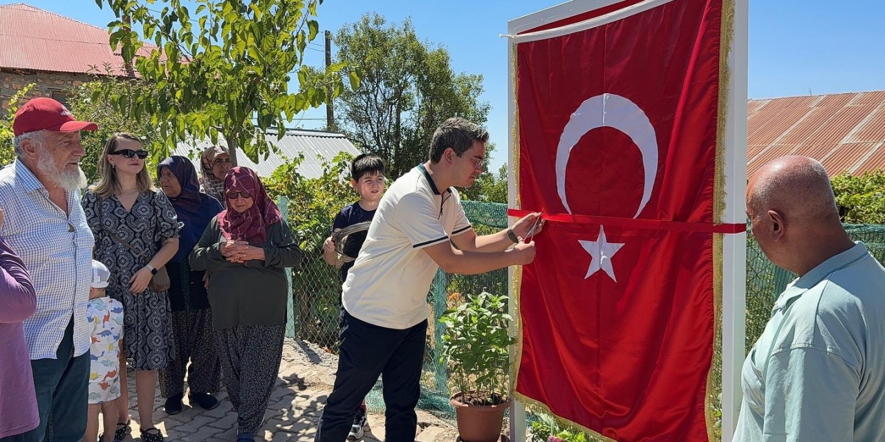 Şehidin ismi köy meydanına verildi