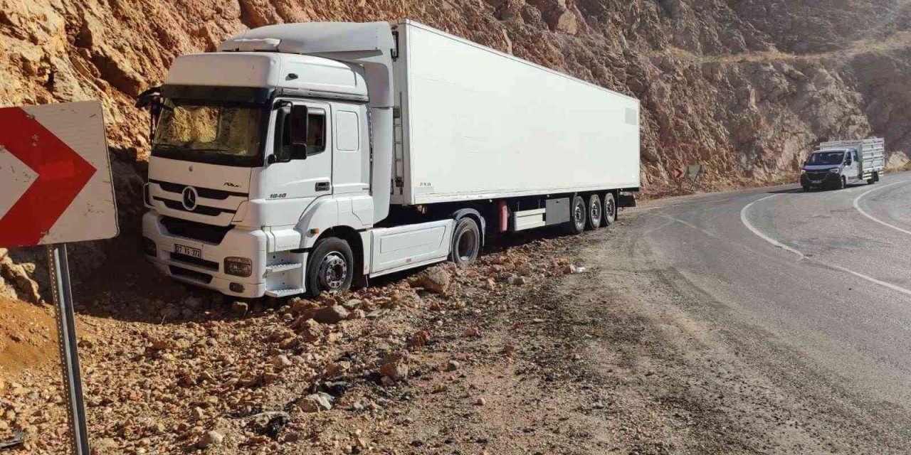 İliç’te tır yoldan çıktı