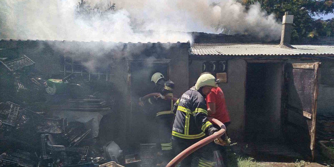 Erzincan’da odunlukta çıkan yangın itfaiyenin müdahalesiyle söndürüldü