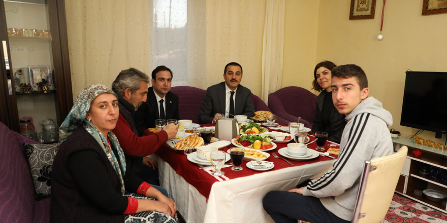 Kars Valisi Türker Öksüz, Demirci ailesini ziyaret ederek Ramazanın ilk iftarını birlikte yaptı