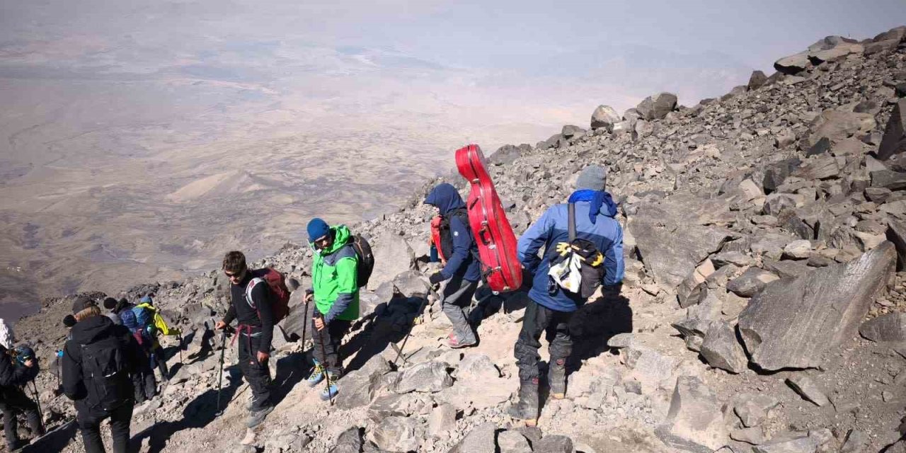 Ağrı Dağı’nda sıcak hava kayaları yerinden oynattı
