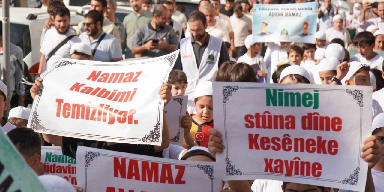 Van’da çocuklardan namaz temalı yürüyüş