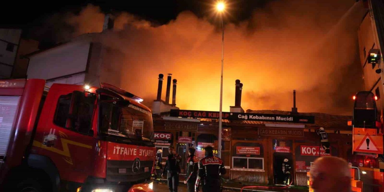 Erzurum’da cağ kebabı dükkanlarında çıkan yangın evlere ve otele sıçradı