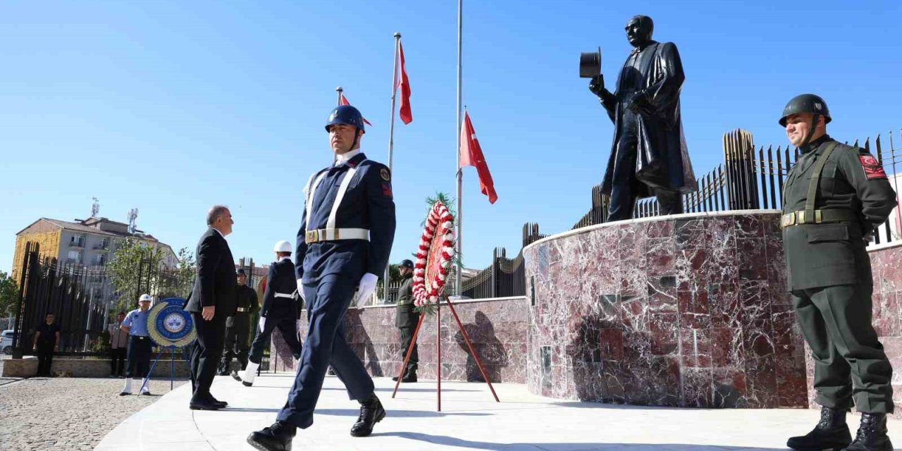 Elazığ’da Zafer Bayramı kutlamaları çelenk sunumu ile başladı