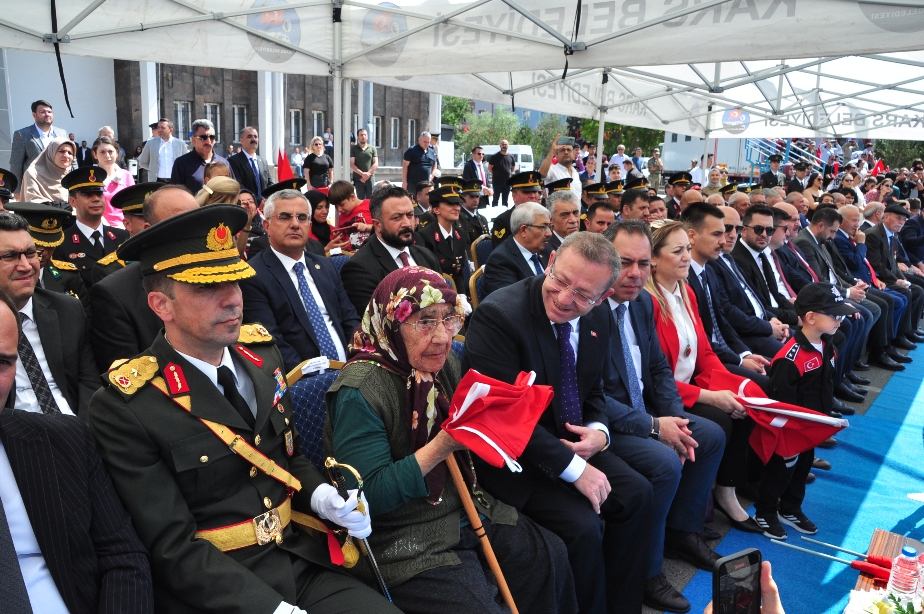 Kars'ta 98 yaşındaki Ağyel, Zafer Bayramı coşkusuna ortak oldu