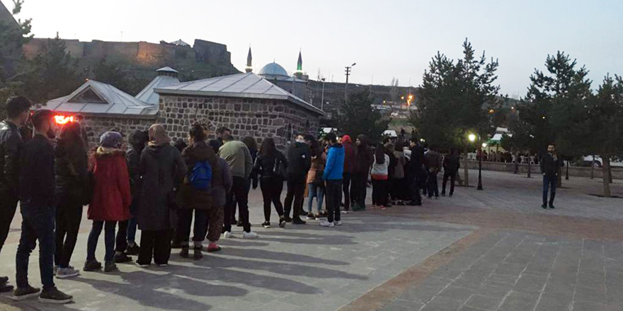 Kars Diyanet Vakfı tarafından Harakani Camii'nde iftar çadırı kurdu